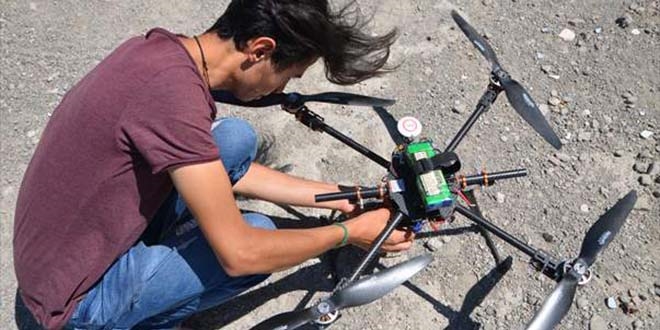 Yüksekovalı genç, hurda malzemelerle drone yaptı