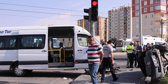 Öğrenci servisi ile otomobil çarpıştı: 9 yaralı