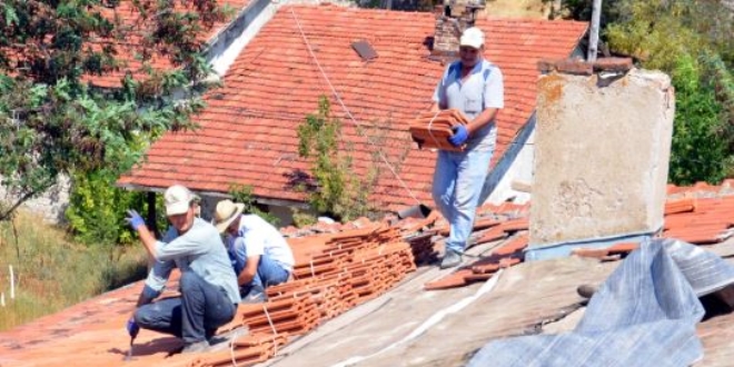 Veliler el ele verdi, okulu tamir edip boyadı
