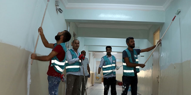 Yükümlüler, okulları boyayarak eğitime hazırlıyor