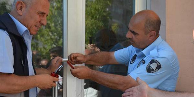 Elektriği kesilen belediye, VEDAŞ binasını mühürledi