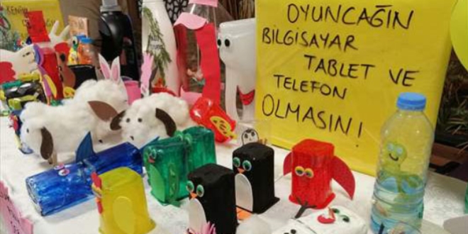 Hastaneye atık maddelerden oyuncak standı