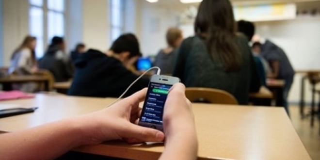 'Öğretmenler, derslere cep telefonuyla girmemeli!'