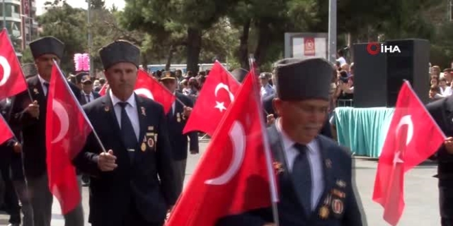 Protokol önünde tüfeklerini ateşleyen avcılar gözaltına alındı