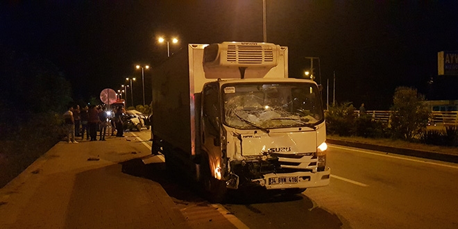 Yakıtı biten otomobili iten gençlere kamyonet çarptı: 2 yaralı