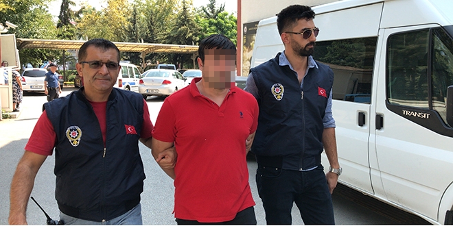 Sahte polis 6 ay boyunca kaldığı ev arkadaşlarını dolandırdı