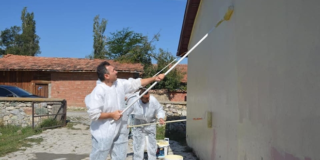 Millli Eğitim Müdürü öğretmenlerle köy okulunu boyadı