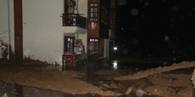 Rize'de şiddetli yağış! 20 daireli apartman tahliye edildi