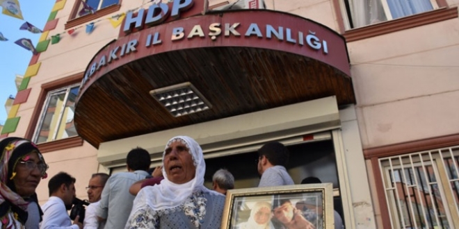HDP önünde bekleyen kanserli anne: Hastalığı yendim oğlumu da alırım