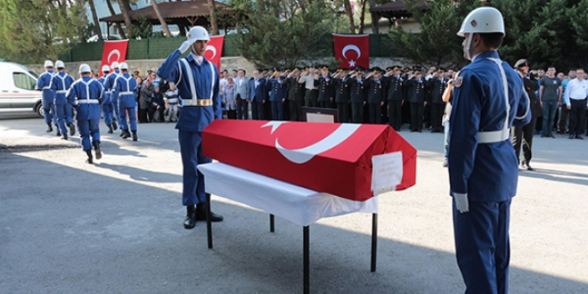 Kalp krizi geçirerek hayatını kaybeden Binbaşı Demir'e askeri tören
