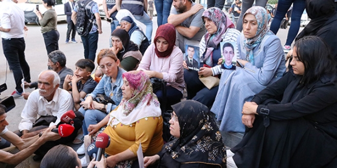 Acılı anne HDP önündeki eyleme Yıldız hemşireyle katıldı