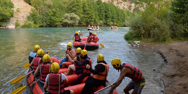 Tur firmaları kafilelerle Tunceli'ye yolcu taşıyor
