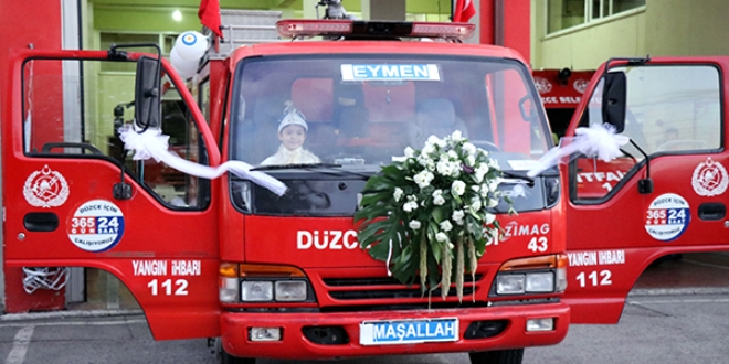 İtfaiye aracı minik Eymen'in sünnet arabası oldu