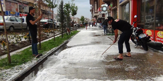 15 dakika devam eden dolu ilçeyi bu hale getirdi