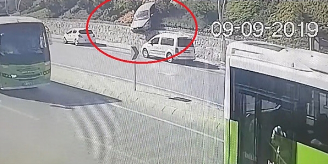 Kontrolden çıkan otomobil 20 metre yükseklikten yola uçtu