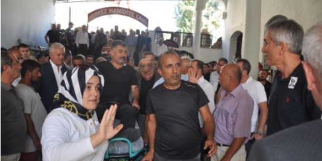 Kazada yaralanan Emniyet Müdürü eşini sedye üzerinde son yolculuğuna uğurladı