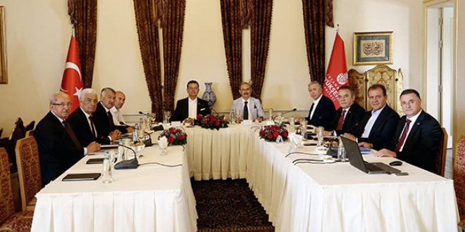 CHP, Erdoğan'nın daveti öncesi büyükşehir belediye başkanlarını topluyor
