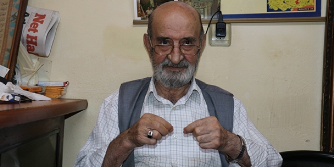 Yıpranan kumaşları 60 yıldır örgü tekniği ile dikiyor