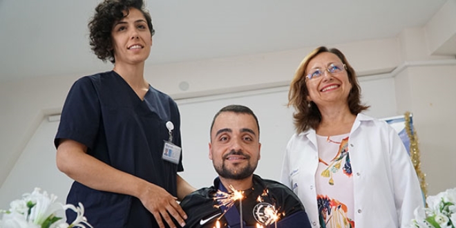 27 yıl sonra desteksiz olarak yürüyebiliyor
