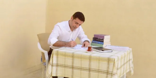 Demirtaş'tan, oturma eylemi yapan annelere destek