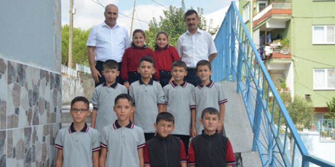 6 tek yumurta ikizi aynı sınıfta buluştu