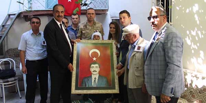 Şehit öğretmenin ailesine anlamlı hediye