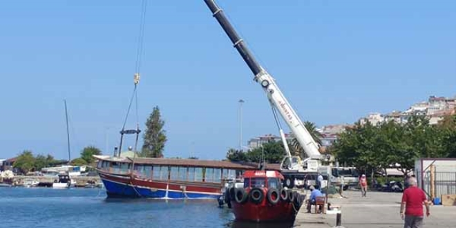 Yüzer restoran battı