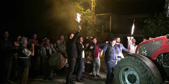Filmden etkilendiler, fındık patozonu düğünle karşıladılar