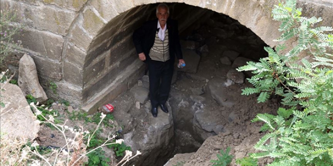 Tarihi köprünün ayaklarında define aramışlar