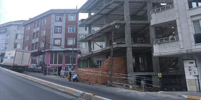 Şiddetli rüzgarın uçurduğu tuğlalar 1 kişiyi yaraladı