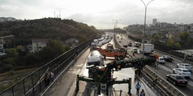 TEM otoyolunda oksijen yüklü tankerlerin devrilme anı