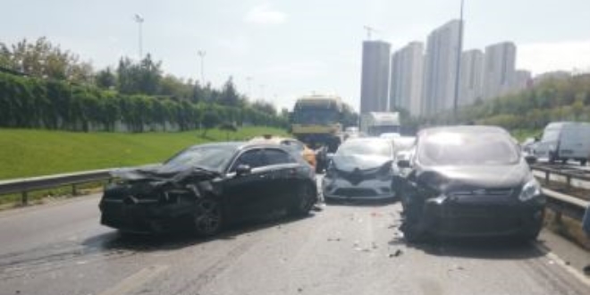8 aracın karıştığı zincirleme trafik kazası meydana geldi