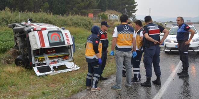 Ambulans şarampole devrildi: 5 yaralı