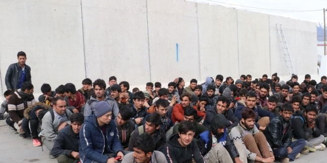 İzmir'de 142 düzensiz göçmen yakalandı