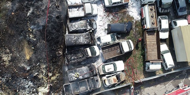 Otoparkta büyük yangın! Onlarca araç kül oldu