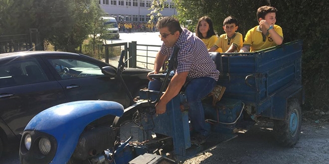 Öğrenciler okula servis yerine patpat ile gidiyor