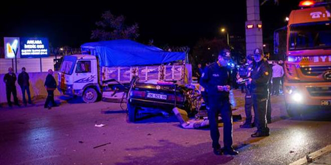 Polisin 'dur' ihtarına uymayan driftçiler kaza yaptı: 2 ölü 1 yaralı