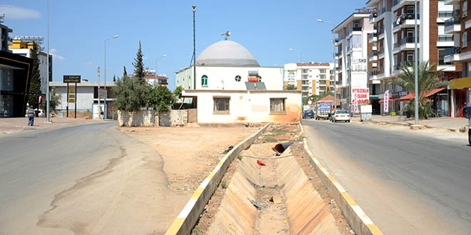 İki yol arasında kalan cami dikkati çekiyor