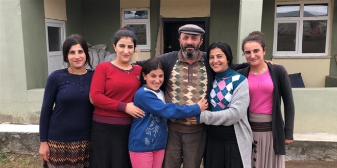 7 kız babası çobanlık yaparak çocuklarını okutuyor