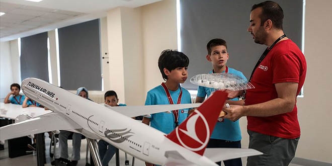 THY çocuklara simülatörle uçuş deneyimi yaşatıyor