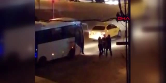 Taksinin aynasını kıran kadını sokak ortasında dövdü