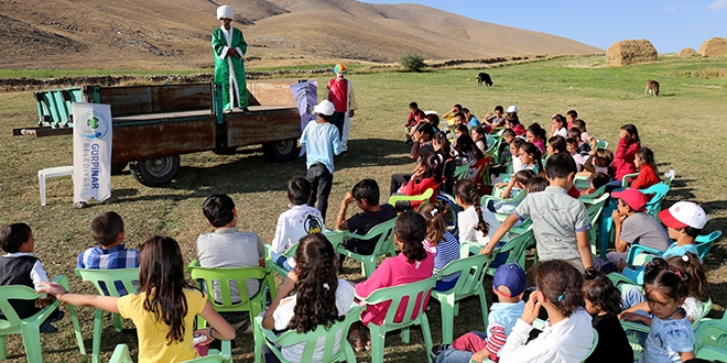 Traktör römorkunda çocuklara mutluluk dağıtıyorlar