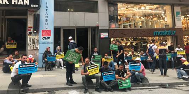 İBB'de işten çıkarılanlar CHP il başkanlığı önünde