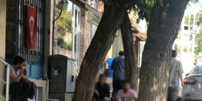 Belediye, masa sandalyeyi topladı, vatandaş kaldırımda çay içti