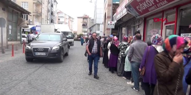 276 kişilik geçici işçi alımı için metrelerce kuyruk oluştu