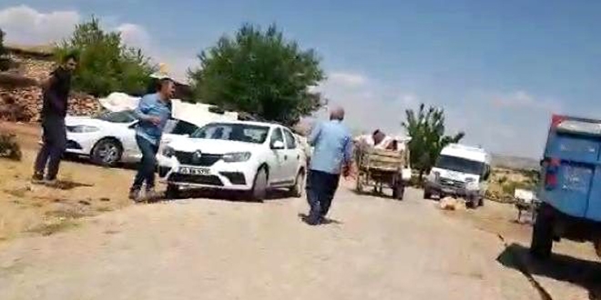 Kaçak elektrik kontrolü yapan ekipler, alıkonuldu
