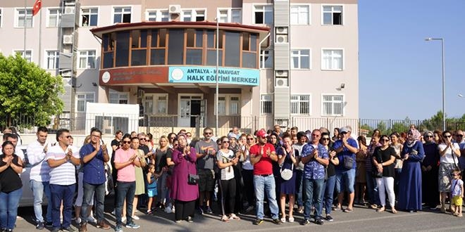 Veliler görevden alınan okul müdürü için eylem yaptı