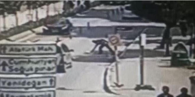 Aracının üzerinde unuttuğu altın dolu çanta yola düştü