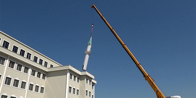 CHP'li belediye, imam hatip lisesindeki minareyi söktü