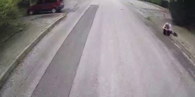 Kaldırımda fenalaşan kadının yardımına otobüs şoförü koştu
